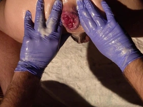 Twinky cute guy shows his rosebutt after punch fisting